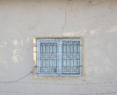 Duvarı olan bir pencere. Şehirde çekilmiş bir fotoğraf.