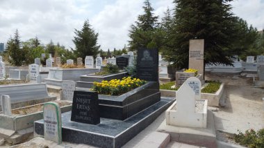 Mezarı Türkiye 'nin Krehir ilçesinde bulunan halk şairleri Neet Erta ve babası Muharrem Erta' nın mezarları  