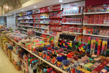 Türkiye 'de okul başlamadan önce kırtasiye malzemeleri satan yerler