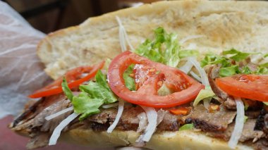 Tavuk ve sebzeli sandviç.