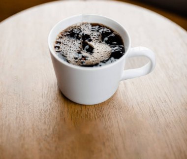 Masanın üzerinde bir fincan kahve.