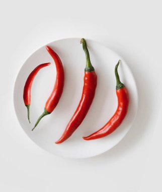 Kırmızı biberli kırmızı biberli, tabakta kırmızı biberli kırmızı biberli, tabakta kırmızı biberli, masada.