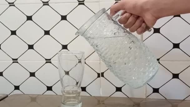 Poring Water Water Jug Glass Droping Water Glass Water Poring — Stock Video
