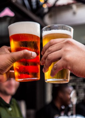 bira bardağı tutan arkadaşlar