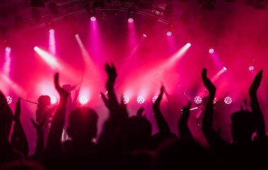 Konserde dans eden kalabalık