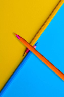 kırmızı ve sarı kalemler, çizim araçları