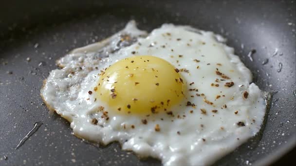 炒鸡蛋在平锅里煎 顶视图 — 图库视频影像