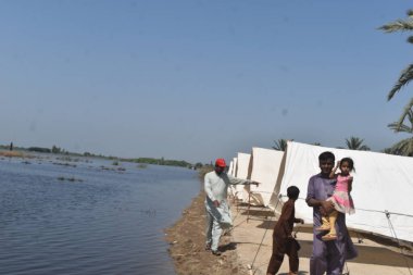 Etkilenen insanlar için sel acil durum tepkisi 