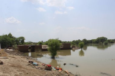 Etkilenen insanlar için sel acil durum tepkisi 