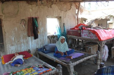 Etkilenen insanlar için sel acil durum tepkisi 