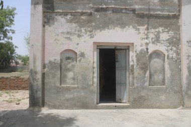 Çocuklar soğuk mevsimlerde ateş kullanıyorlar ve bu bölgede de mescit yapıları. 