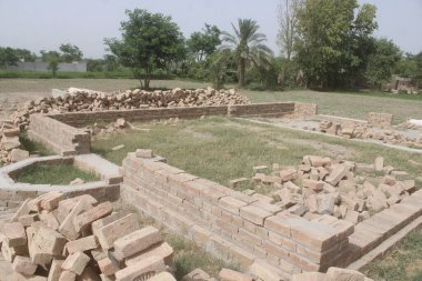 Çocuklar soğuk mevsimlerde ateş kullanıyorlar ve bu bölgede de mescit yapıları. 