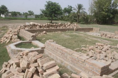 Çocuklar soğuk mevsimlerde ateş kullanıyorlar ve bu bölgede de mescit yapıları. 