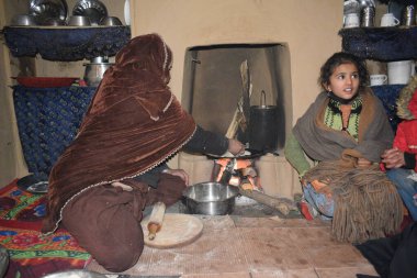 Çocuklar soğuk mevsimlerde ateş kullanıyorlar ve bu bölgede de mescit yapıları. 