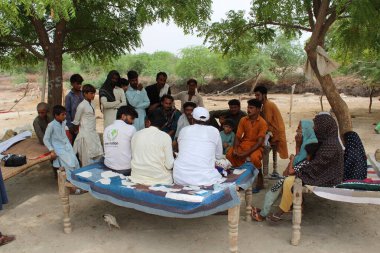 Mescid, okul ve köy yaşam tarzının inşası için farklı paydaşlarla topluluk toplantısı 