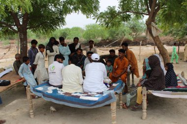 Mescid, okul ve köy yaşam tarzının inşası için farklı paydaşlarla topluluk toplantısı 