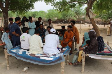 Mescid, okul ve köy yaşam tarzının inşası için farklı paydaşlarla topluluk toplantısı 