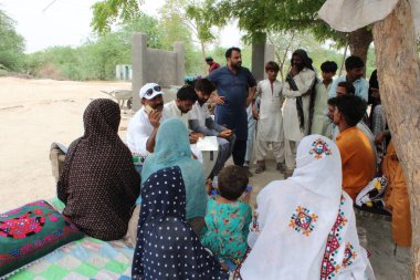 Mescid, okul ve köy yaşam tarzının inşası için farklı paydaşlarla topluluk toplantısı 
