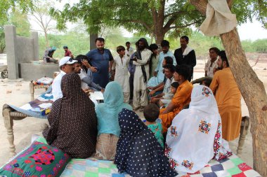 Mescid, okul ve köy yaşam tarzının inşası için farklı paydaşlarla topluluk toplantısı 