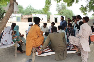 Mescid, okul ve köy yaşam tarzının inşası için farklı paydaşlarla topluluk toplantısı 