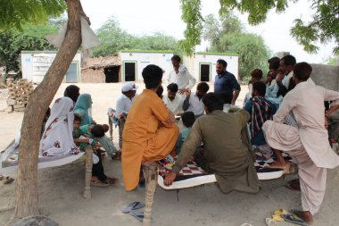 Mescid, okul ve köy yaşam tarzının inşası için farklı paydaşlarla topluluk toplantısı 