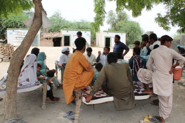 Mescid, okul ve köy yaşam tarzının inşası için farklı paydaşlarla topluluk toplantısı 