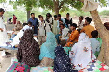 Mescid, okul ve köy yaşam tarzının inşası için farklı paydaşlarla topluluk toplantısı 