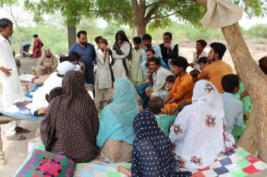 Mescid, okul ve köy yaşam tarzının inşası için farklı paydaşlarla topluluk toplantısı 