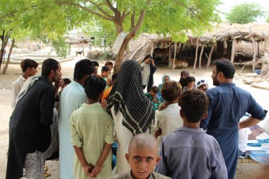 Mescid, okul ve köy yaşam tarzının inşası için farklı paydaşlarla topluluk toplantısı 