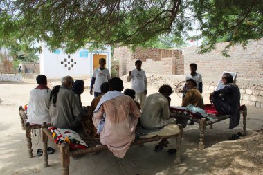 Mescid, okul ve köy yaşam tarzının inşası için farklı paydaşlarla topluluk toplantısı 