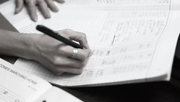 Mulher Escrevendo Uma Lista Dívida Calculando Suas Despesas Mão Feminina — Fotografia de Stock