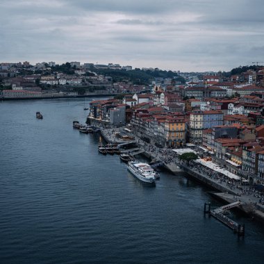 Hafen von Porto am Fluss Duero