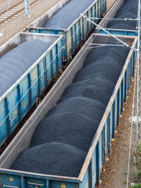 Polonya, Varşova -10 29 2022: Kömürle dolu demiryolu vagonları. Polonya 'da kömür taşımacılığı.