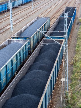 Polonya, Varşova -10 29 2022: Kömürle dolu demiryolu vagonları. Polonya 'da kömür taşımacılığı.