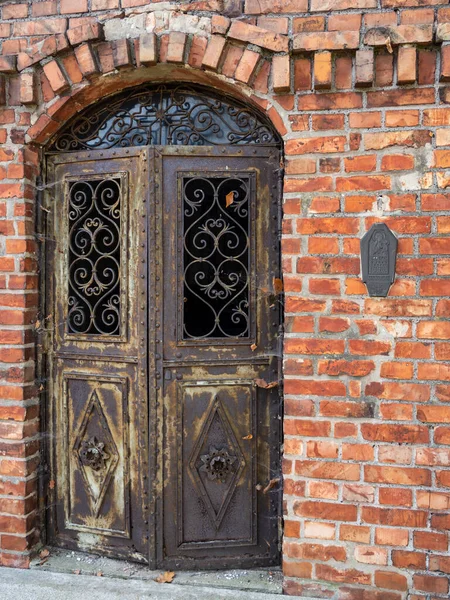 Дверь Часовни Кладбища Xix Века — стоковое фото