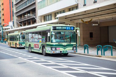 1 Aralık 2017, Kyoto, Japonya 'da yerel otobüs toplu taşımacılığı.