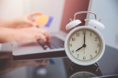 Çevrimiçi alışveriş saatleri konsepti için saati olan kredi kartı numarası yazılıyor