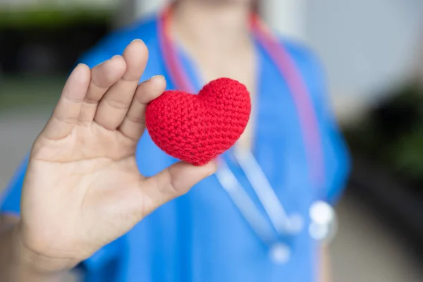 Sjuksköterska Läkare Hand Visar Hjärttecken För Vård Skydda Dela Vård — Stockfoto
