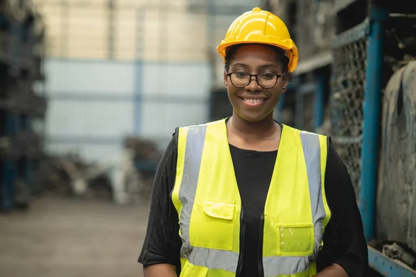 Portret Zwart Slim Afrikaanse Vrouwen Werknemer Staande Gelukkig Glimlachen Fabriek — Stockfoto