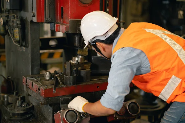 業界男性エンジニア労働者安全チェックマシンサービス固定セットアップ作業旋盤鋼金属工場 — ストック写真
