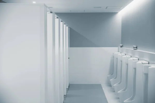 Męska Toaleta Rzędem Pisuaru Miska Czyste Nowoczesny Styl Publicznej Toalety — Zdjęcie stockowe
