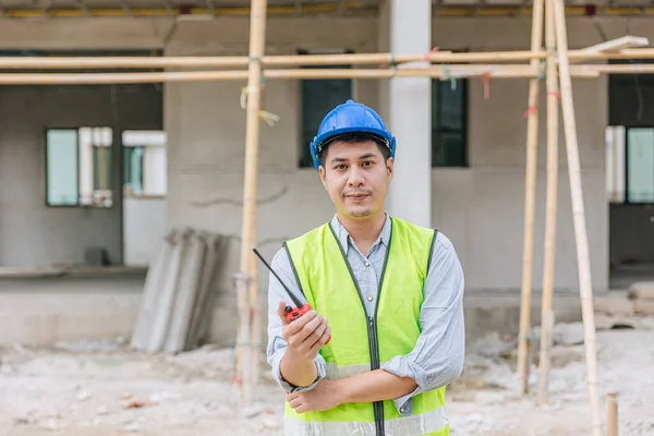 ポートレートアジアの男性建築家建設現場で働くフォアマンエンジニア住宅建設プロジェクト — ストック写真