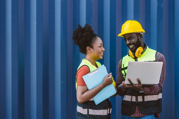 アフリカ人労働者のチームワークポート貨物輸送業界で一緒に働く幸せコンテナヤードをロード — ストック写真
