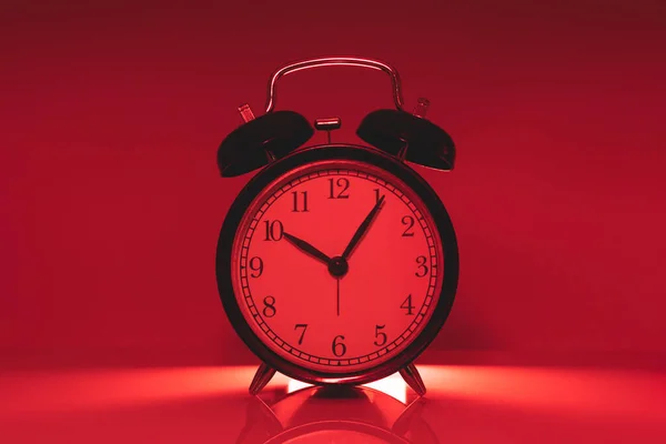 赤いライトカラーのアナログ時計は 危険な時間の概念を警告するために何度も — ストック写真