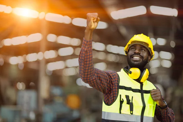 Framgång Svart Afrikansk Manlig Arbetare Höjde Näven Glad Glädje Gratulera — Stockfoto