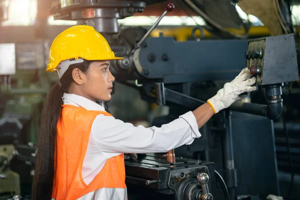 旋盤金属加工工場で働く10代の女の子鉄鋼工場エンジニアマシンオペレーター — ストック写真