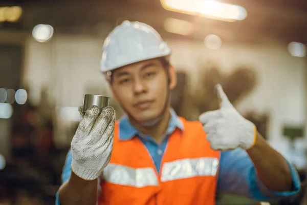 良い品質の鋼旋盤作業生産のための最高の金属部品を示すエンジニア男性労働者 — ストック写真