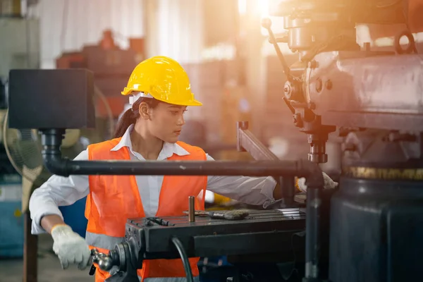旋盤金属加工工場で働く10代の女の子鉄鋼工場エンジニアマシンオペレーター — ストック写真