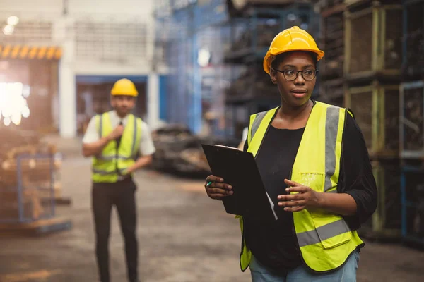Afrikanska Kvinnor Svart Dam Ingenjör Personal Som Arbetar Fabriksindustrin — Stockfoto