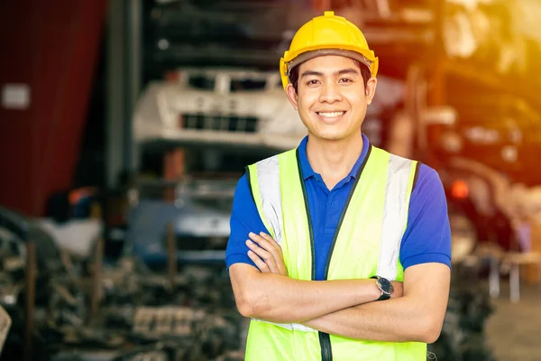 亚洲男性工程师手挽手 满怀信心地微笑着 享受着在工厂里工作的乐趣 — 图库照片